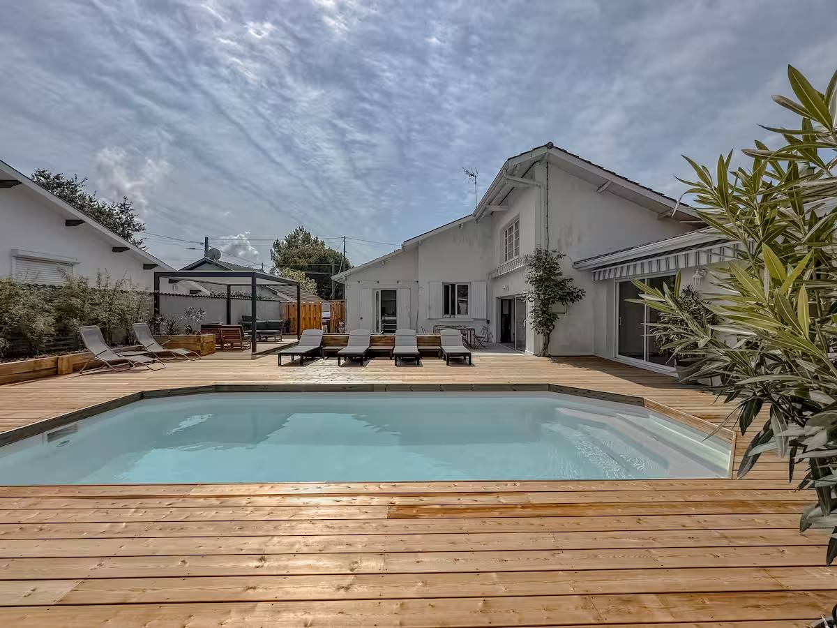La piscine et l'extérieur de la Casita